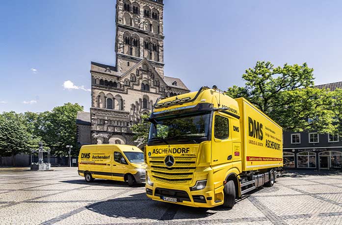 Möbeltransporter vor dem Quirinus-Münster in Neuss Möbeltransporter vor dem Quirinus-Münster in Neuss