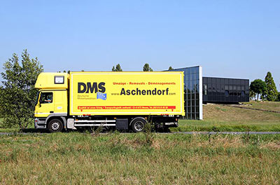 Möbeltransporter auf Landstraße